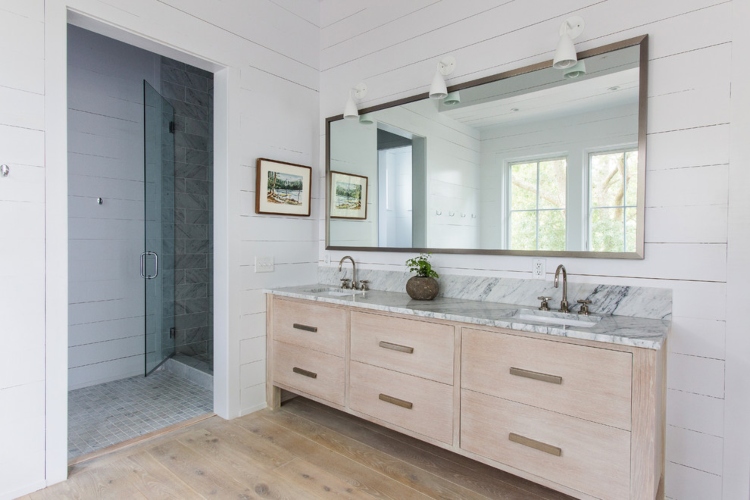 Uredno i minimalistički opremljeno kupatilo u skandinavskom stilu